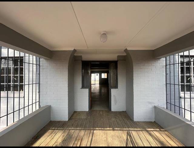 5 BEDROOM HOUSE FOR SALE IN BEZUIDENHOUT VALLEY